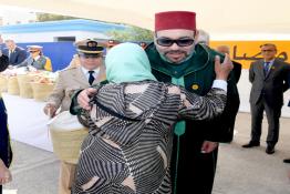 Image du Maroc Professionnelle de  Sa Majesté le Roi Mohammed VI lance à Salé l'opération nationale de soutien alimentaire "Ramadan 1439", le 17 Mai 2018 (Photo/ SPPR) via Jalilbounhar.com 